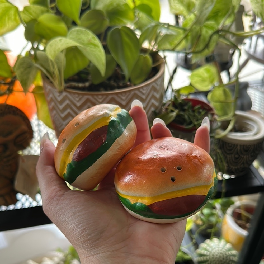 VINTAGE | Kitschy Burger Shaped Salt and Pepper Shakers